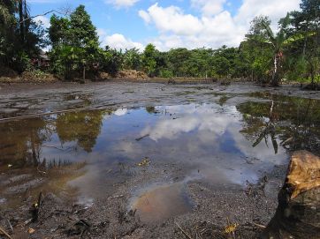 **Photo: Oil pollution in the Lago Agrio oil field in Ecuador, exploited by Texaco | Author: Julien Gomba | Wikimedia Commons