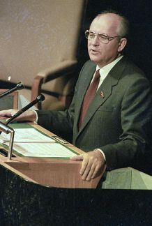 *****Image: Gorbachev addressing the United Nations General Assembly in December 1988. During the speech he dramatically announced deep unilateral cuts in Soviet military forces in Eastern Europe. | Author: Yuryi Abramochkin / Юрий Абрамочкин | Permission: Commons:RIA Novosti | Wikimedia Commons.