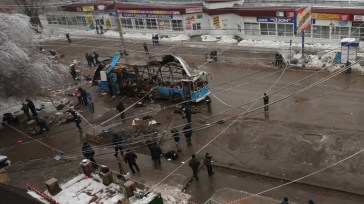 Agents of law enforcement and operative services work at the site of an explosion on a trolleybus near Kachinsky Market in Volgograd. (RIA Novosti) | Source: RT