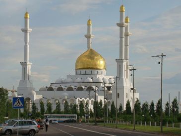 ****The front of the Nur-Astana Mosque in Astana, Kazakhstan, the country's largest mosque.| author: msykos | Wikimedia Commons