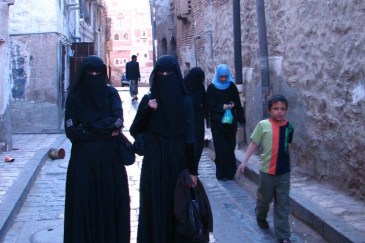 Pedestrians on a street in Sana’a, capital of Yemen. Photo: UNDP Yemen