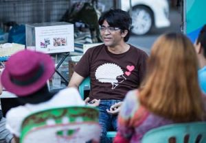 © UNICEF EAPRO/2014/Thuentap Nathee Sornwaree talks to volunteers before the evening’s street outreach.
