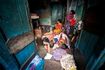 A family living in an urban slum in Sonagachi, Kolkata, India. UN Photo/Kibae Park