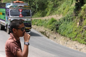 A man smokes on the side of the road as a bus passes in Nepal. Photo: World Bank/Aisha Faquir | Spurce: UN