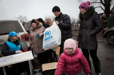 A family of Ukrainians return to their home area in eastern Ukraine, after receiving aid from UNHCR. Photo: UNHCR/A. McConnell