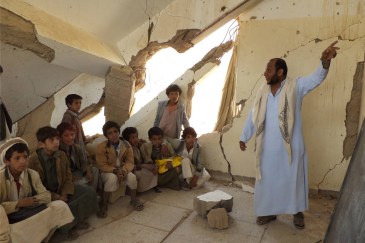 Children attend classes in Yemen, where over 600 schools have been damaged as a result of conflict. Photo: UNICEF