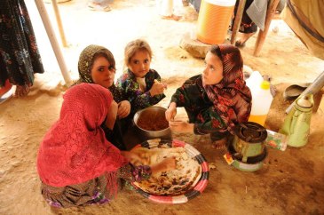 Amid fighting, WFP is distributing food to save the lives of 105,000 displaced people in Aden, Yemen. Photo: WFP Middle East and North Africa region (MENA).