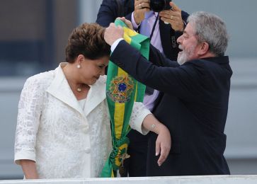 **Photo: Dilma Rousseff receiving the presidential sash from Luiz Inácio Lula da Silva, 1 January 2011. | Author: Fabio Rodrigues Pozzebom/ABr | Agência Brasil | Wikimedia Commons