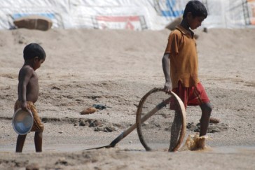 Children engaged in stone and sand collection in Jaflong, Sylhet (Bangladesh). UN/Regina Merkova