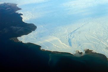 ****Sea ice, shown here in Nunavut, in northern Canada, reflects more sunshine, while open ocean absorbs more, accelerating melting. | Author: Doc Searls from Santa Barbara, USA | Wikimedia Commons