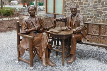 ****Statues of Franklin and Eleanor Roosevelt at Hyde Park, New York. | Author: Alexisrael | Wikimedia Commons