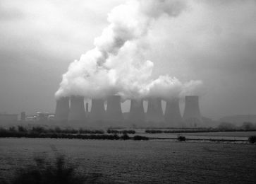***Image: Cooling towers showing evaporating water at Ratcliffe-on-Soar Power Station, United Kingdom.| Author: Alan Zomerfeld | Wikimedia Commons