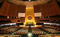 ***United Nations General Assembly hall in New York City. | Author: Patrick Gruban, cropped and down sampled by Pine | Wikimedia Commons