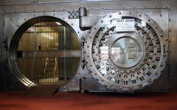 ***Large door to an old bank vault. | Author: Jonathunder | This file is licensed under the Creative Commons Attribution-Share Alike 3.0 Unported license. | Wikimedia Commons
