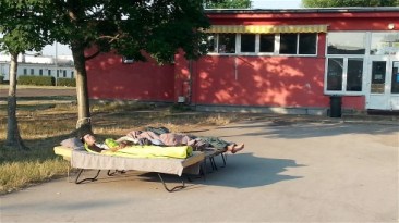 **Photo: IRIN | New arrivals at the Debrecen centre for asylum seekers in Hungary have to sleep outside because of overcrowding.