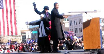 Obama stands on stage with his wife and daughters just before announcing his presidential candidacy in Springfield, Illinois, February 10, 2007 | Ben Stanfield - The Future First Family Waves | Wikimedia Commons