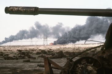 ****A Kuwaiti oil field set afire by retreating Iraqi troops burns in the distance beyond an abandoned Iraqi T-55A tank following Operation Desert Storm. | 1 March 1991 | Author: JO1 Gawlowicz | Source: DN-ST-92-00823 | public domain | Wikimedia Commons