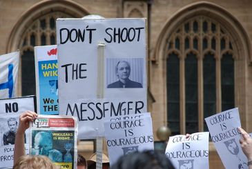 ******Demonstration in support of Assange in front of Sydney Town Hall, 10 December 2010 | Author: Elekhh | Creative Commons Attribution-Share Alike 3.0 Unported license. | Wikimedia Commons