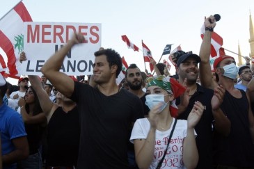 Lebanese people gather at the Martyrs' Square during a rally to protest the ongoing rubbish crisis (AA) | Source: Middle East Eye