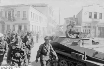 ***German soldiers enter Athens in 1941. | Photographer: Rauch | Institution: German Federal Archives Link back to Institution infobox template wikidata:Q685753 | This image was provided to Wikimedia Commons by the German Federal Archive (Deutsches Bundesarchiv) as part of a cooperation project.