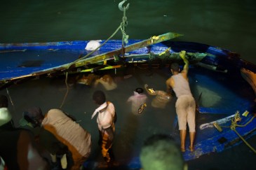(3) Photo by Mohamed Ben Kalifa/IRIN | As the boat was towed into port, the grim task of removing trapped bodies began