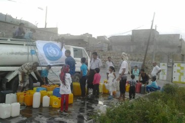 The World Health Organization (WHO) delivering water to residents of Taiz City, Yemen, where water scarcity is a major problem. Photo: WHO Yemen