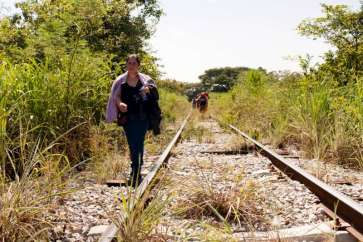 A woman from El Salvador walks along train tracks in Chiapas, Mexico, October 2015. | Source: UNHCR