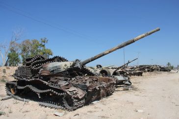 800px-Tanks_outside_of_Misrata_(6)_(8288579409)