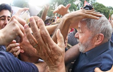 RS_Lula-chega-de-volta-apartamento-em-Sao-Bernardo-do-Campo_201603040001-850x546-629x404
