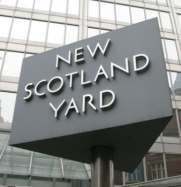 579px-New_Scotland_Yard_sign_3
