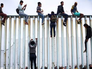 Migrants-trying-to-cross-border-fences