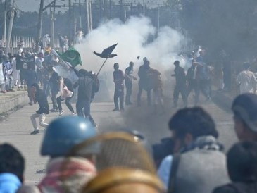 Kashmiri-youths-throwing-stones