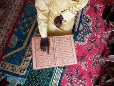 senegal_-_imam_reading_the_quran_in_dakar_-_by_anna_pujol-mazzini_for_iom