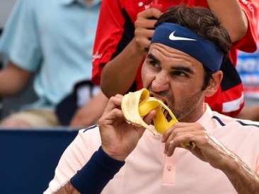 Federer-eats-a-banana-during-a-match
