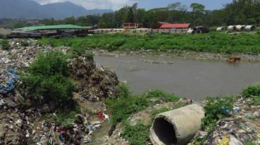 Wastewater - air 2 Nepal - Garbage on the riverbank in Kathmandu Photo by GRID-Arendal