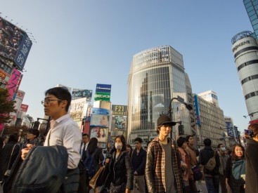 Pedestrians-on-a-crowded-street-in-Tokyo