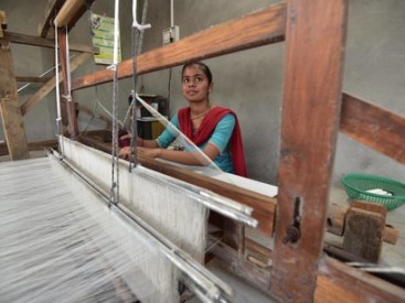Sheetal-HIteshbhai-part-of-youth-weaving-revival-in-Kachchh-c-Ashish-Kothari