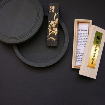 Inks-are-mixed-to-form-a-paste-and-then-they-are-stored-in-wooden-molds-to-be-formed-into-small