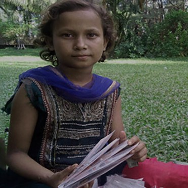 Girl-selling-oyster-garlands-in-Coxs-Bazar-ph-Saurab-Barua