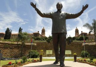 STATUE-OF-MANDELA-OUTSIDE-THE-UNION-BUILDING-IN-PRETORIA-RSA-768x537